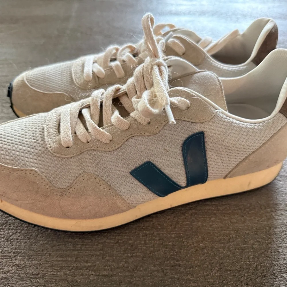 Veja Men’s Sneakers - Picture 3 of 3